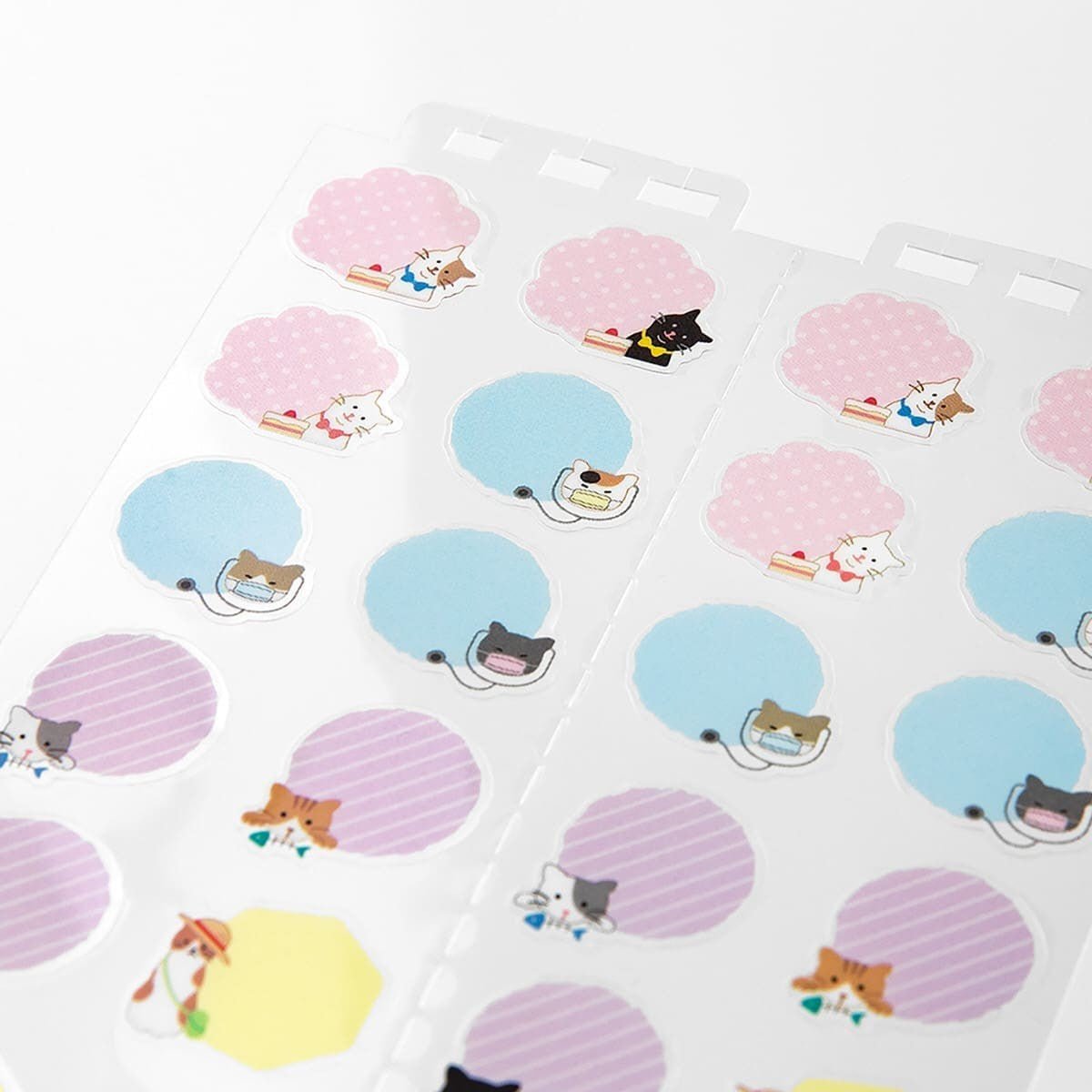 Kalenderstickers Moln - Cat L från Midori. Ark med stickers utformade som moln. På är även motiv med katter.  - Tidformera