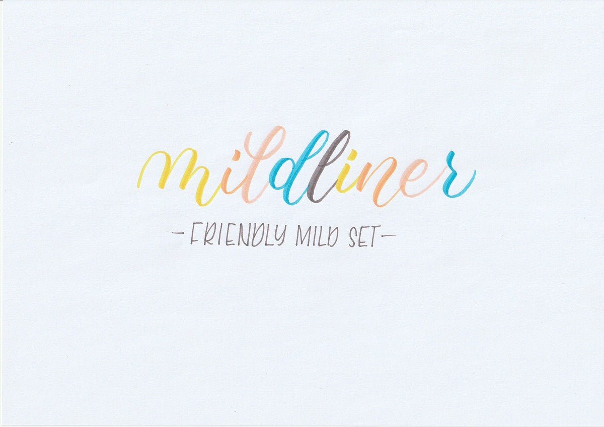 Handskriven text med orden "mildliner" och "FRIENDLY MILD SET", skriven med Zebra Mildliner Brush Pen i olika färger.