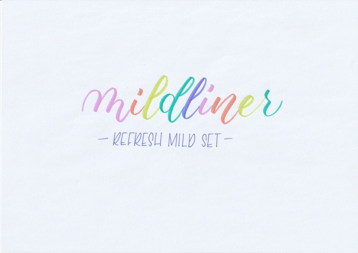 Handskriven text med orden "mildliner" och "REFRESH MILD SET", skriven med Zebra Mildliner Brush Pen i olika färger.