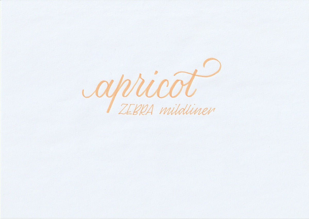 Handskriven text med orden "apricot" och "ZEBRA mildliner" i aprikos färg, skriven med Zebra Mildliner Brush Pen i färgen Apricot.