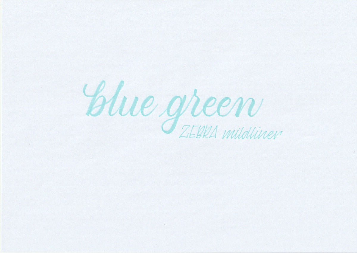 Handskriven text med orden "blue green" och "ZEBRA mildliner" i blågrön färg, skriven med Zebra Mildliner Brush Pen i färgen Blue Green.