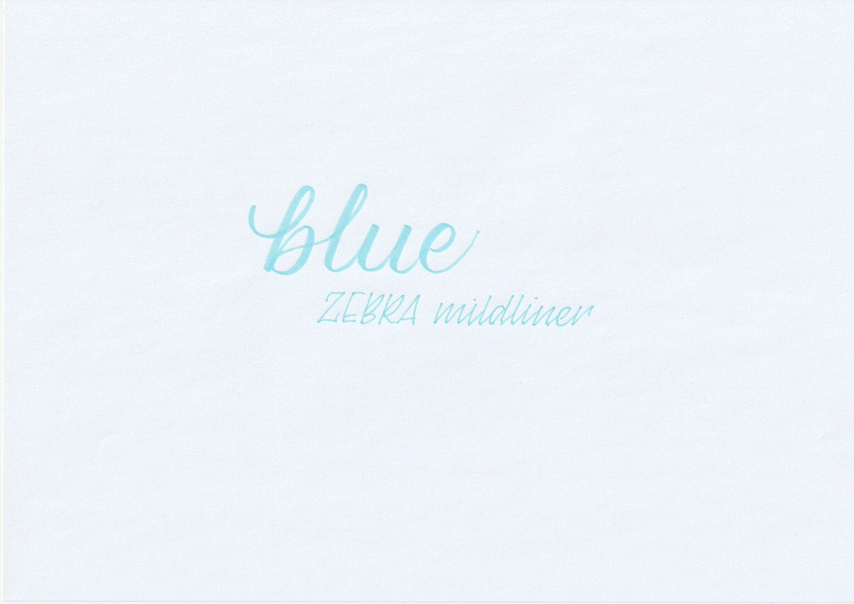Handskriven text med orden "blue" och "ZEBRA mildliner" i blå färg, skriven med Zebra Mildliner Brush Pen i färgen Blue.