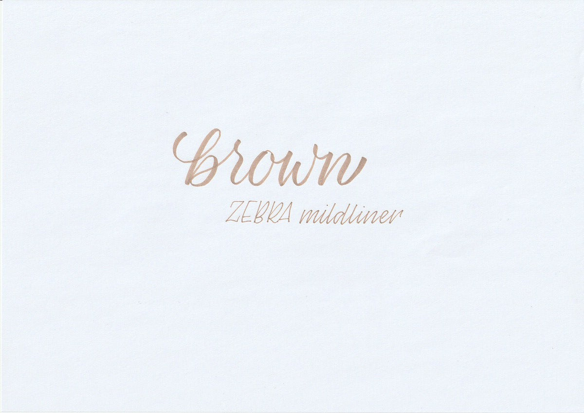 Handskriven text med orden "brown" och "ZEBRA mildliner" i brun färg, skriven med Zebra Mildliner Brush Pen i färgen Brown.
