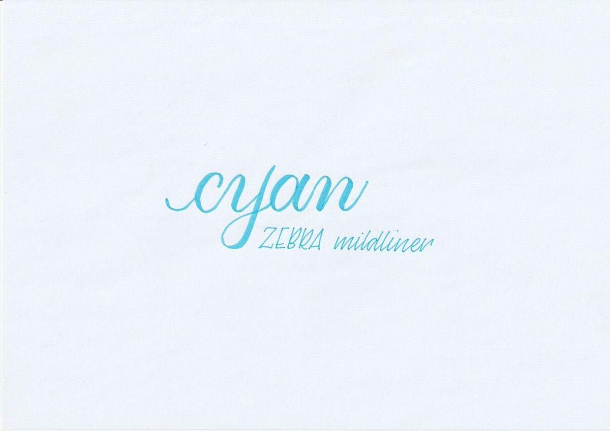Handskriven text med orden "cyan" och "ZEBRA mildliner" i blå färg, skriven med Zebra Mildliner Brush Pen i färgen Cyan.