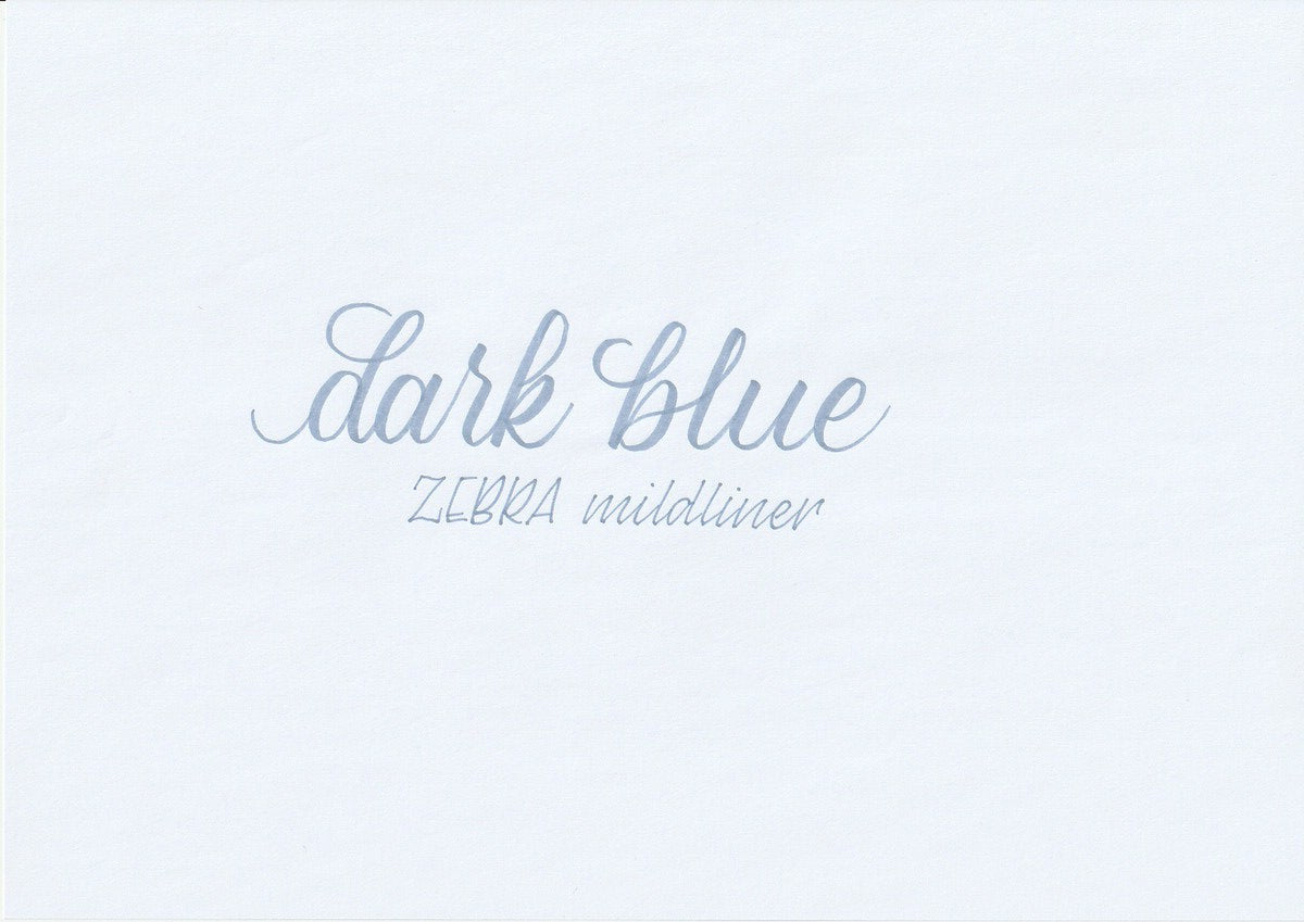 Handskriven text med orden "dark blue" och "ZEBRA mildliner" i mörkblå färg, skriven med Zebra Mildliner Brush Pen i färgen Dark Blue.