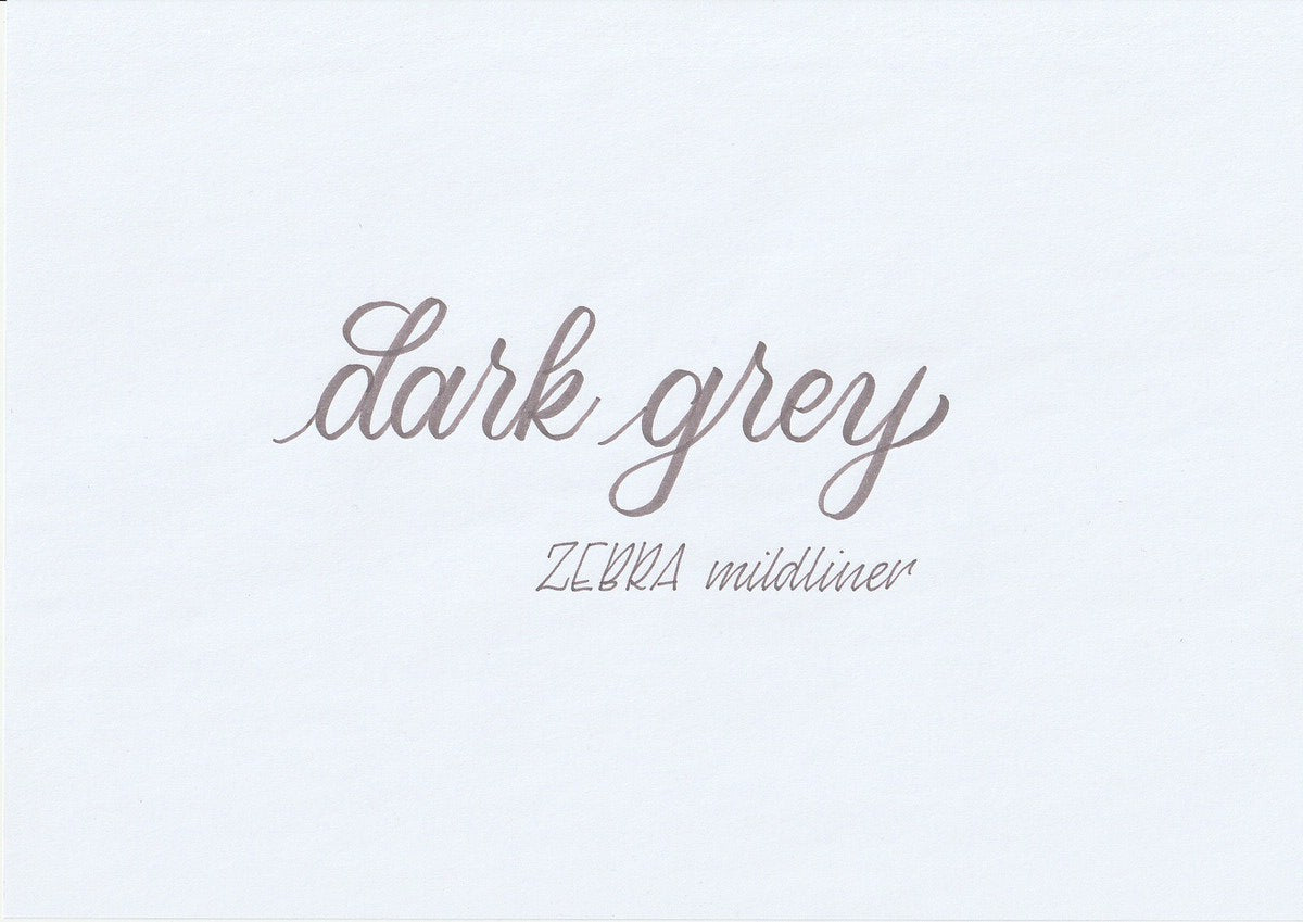Handskriven text med orden "dark grey" och "ZEBRA mildliner" i mörkgrå färg, skriven med Zebra Mildliner Brush Pen i färgen Dark Grey.