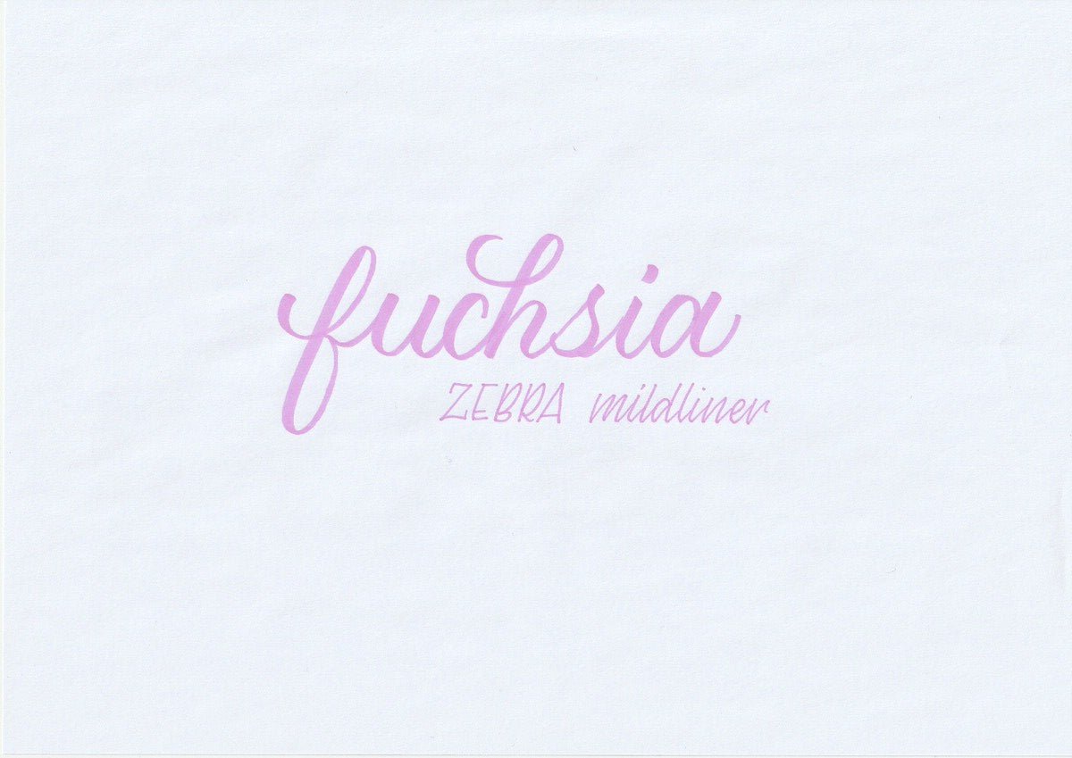 Handskriven text med orden "fuchsia" och "ZEBRA mildliner" i rosa färg, skriven med Zebra Mildliner Brush Pen i färgen Fuchsia.