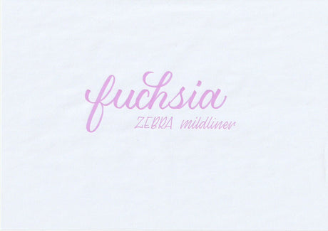 Handskriven text med orden "fuchsia" och "ZEBRA mildliner" i rosa färg, skriven med Zebra Mildliner Brush Pen i färgen Fuchsia.