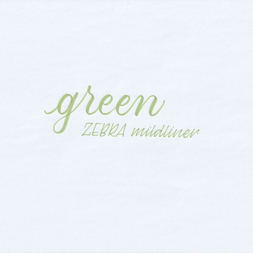 Handskriven text med orden "green" och "ZEBRA mildliner" i grön färg, skriven med Zebra Mildliner Brush Pen i färgen Green.