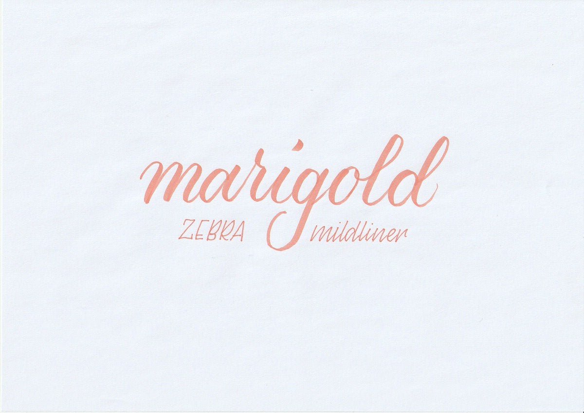 Handskriven text med orden "marigold" och "ZEBRA mildliner" i orange färg, skriven med Zebra Mildliner Brush Pen i färgen Marigold.