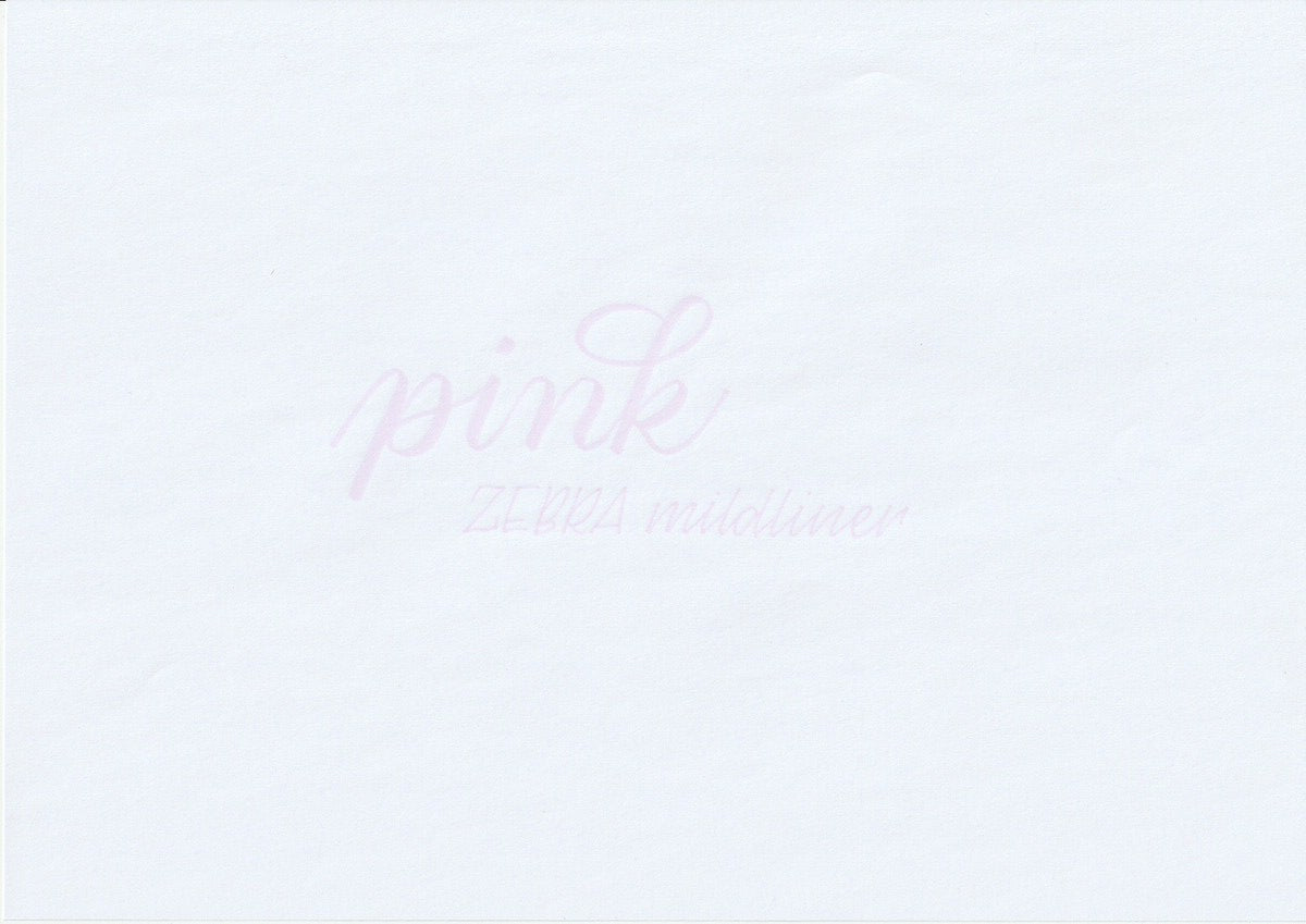 Handskriven text med orden "pink" och "ZEBRA mildliner" i rosa färg, skriven med Zebra Mildliner Brush Pen i färgen Pink.