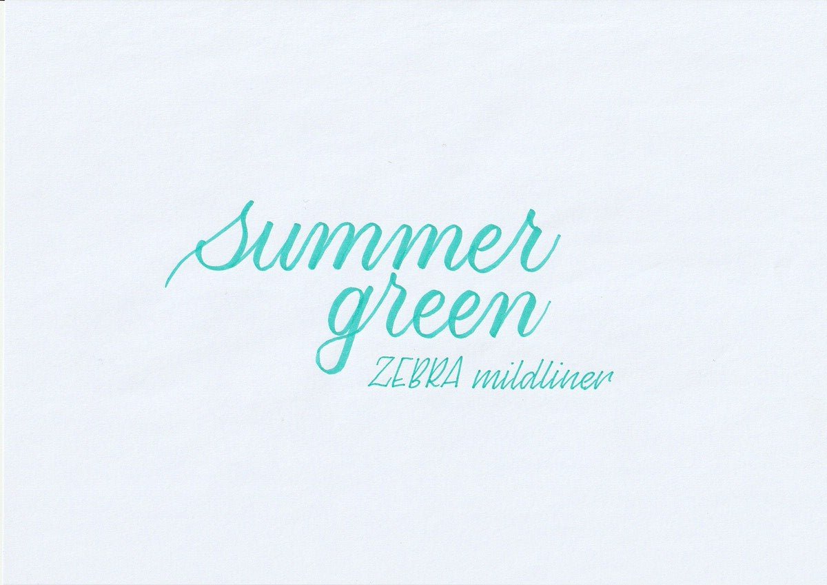 Handskriven text med orden "summer green" och "ZEBRA mildliner" i grön färg, skriven med Zebra Mildliner Brush Pen i färgen Summer Green.