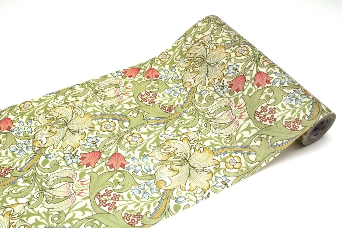 Utdragen rulle med mt Casa Fleece - Morris & Co - Golden Lily från MT masking tape. Mönstret ärgröna växter med inslag av röda och blåa blommor. - Tidformera