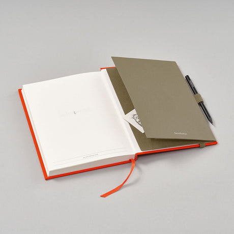 Patch Pocket - Fango från Semikolon. Grön självhäftande ficka med elastiskt pennhållare.  - Tidformera