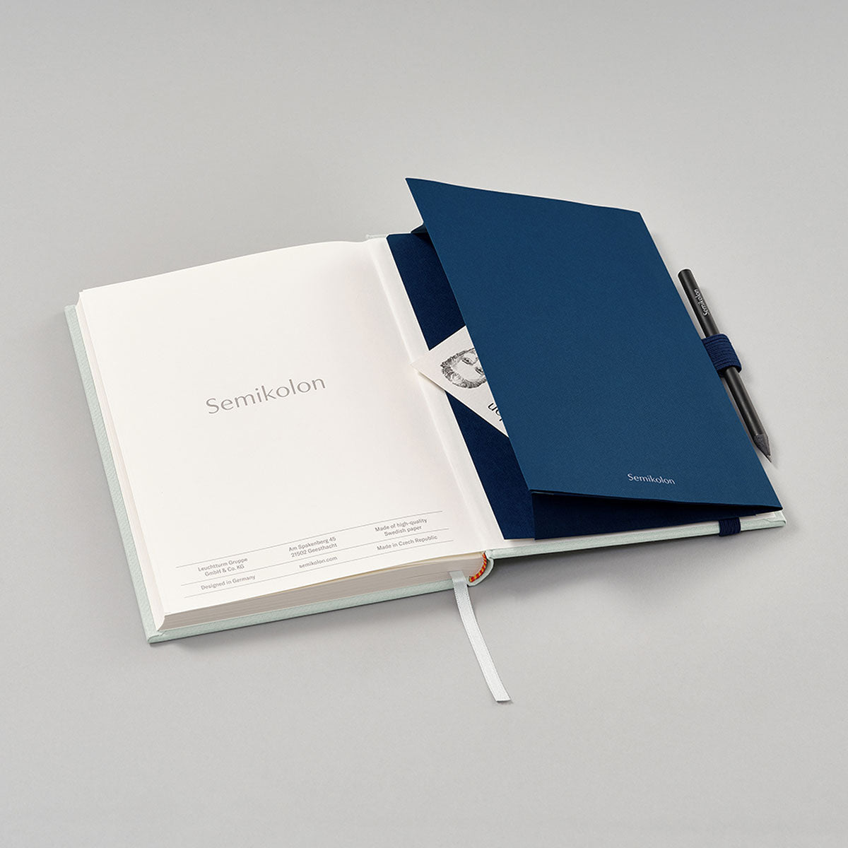 Patch Pocket - Marine från Semikolon. Mörkblå självhäftande ficka med elastiskt pennhållare - Tidformera