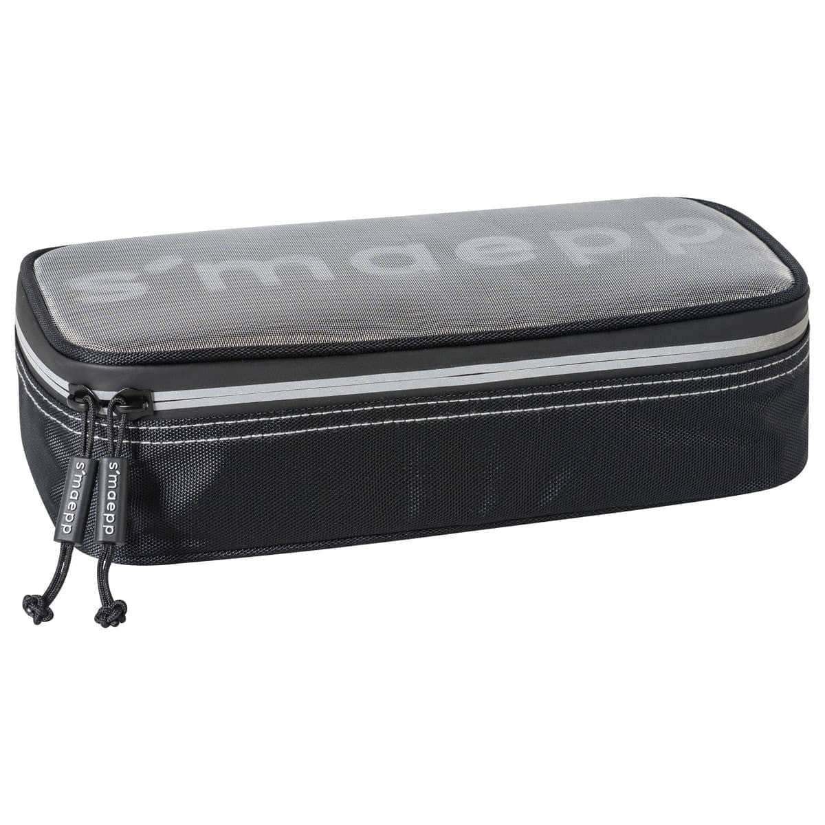 Pennfodral S`maepp Utvikbar flik - Nät S'maepp från Brunnen. Stort svart rymligt pennfodral, locket har silverfärgat nät.  - Tidformera