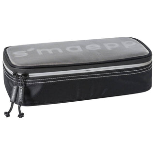 Pennfodral S`maepp Utvikbar flik - Nät S'maepp från Brunnen. Stort svart rymligt pennfodral, locket har silverfärgat nät.  - Tidformera