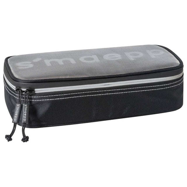 Pennfodral S`maepp Utvikbar flik - Nät S'maepp från Brunnen. Stort svart rymligt pennfodral, locket har silverfärgat nät.  - Tidformera