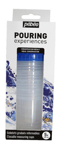 Pouringtillbehör Pebeo Measuring Cups 5-pack från Pebeo. En förpackning med genomskinliga burkar med blå lock. På förpackning står Pebeo Pouring experiences Ideal conservation Closable measuring cups 5 x 120 ml. - Tidformera