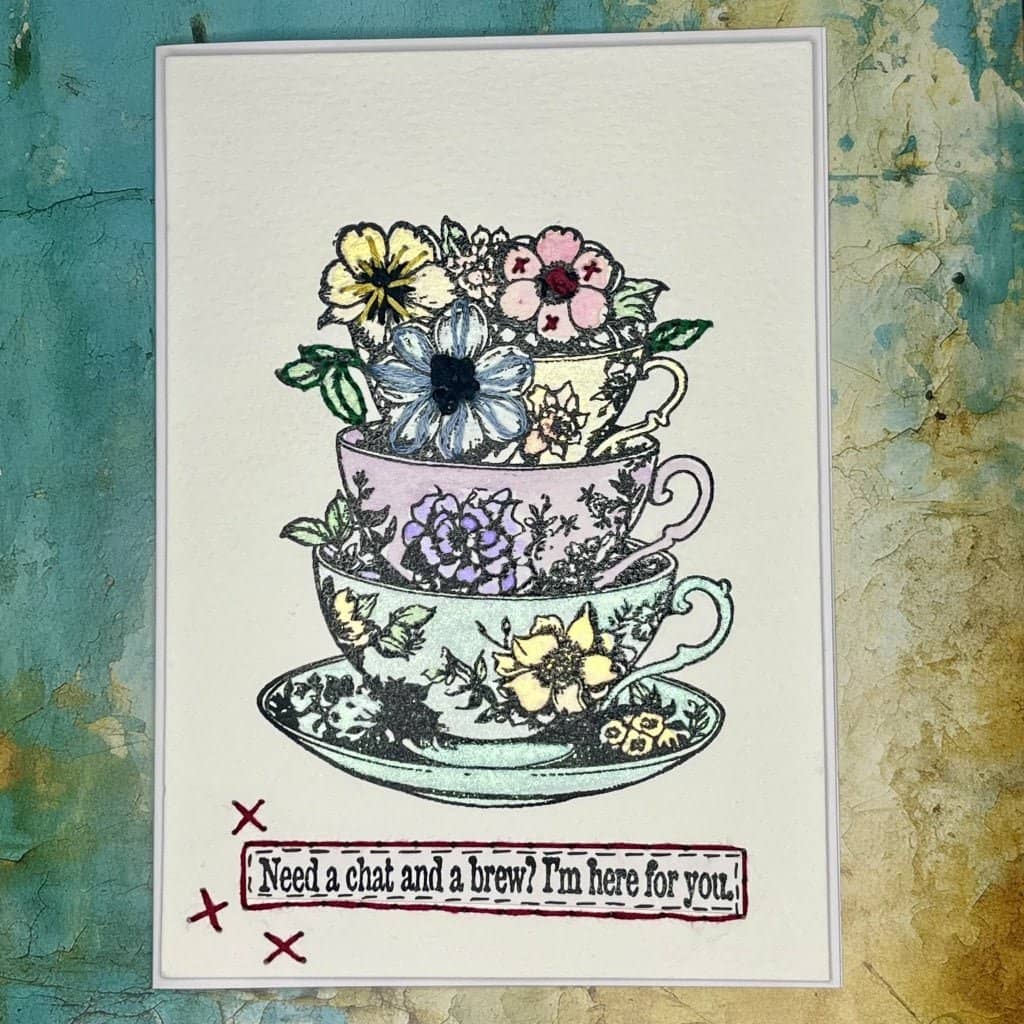 Kort där gummistämpel använts. Motivet är staplade tekoppar med blommor i och text under. Rubber Stamps - Time for Tea A6 från IndigoBlu - Tidformera