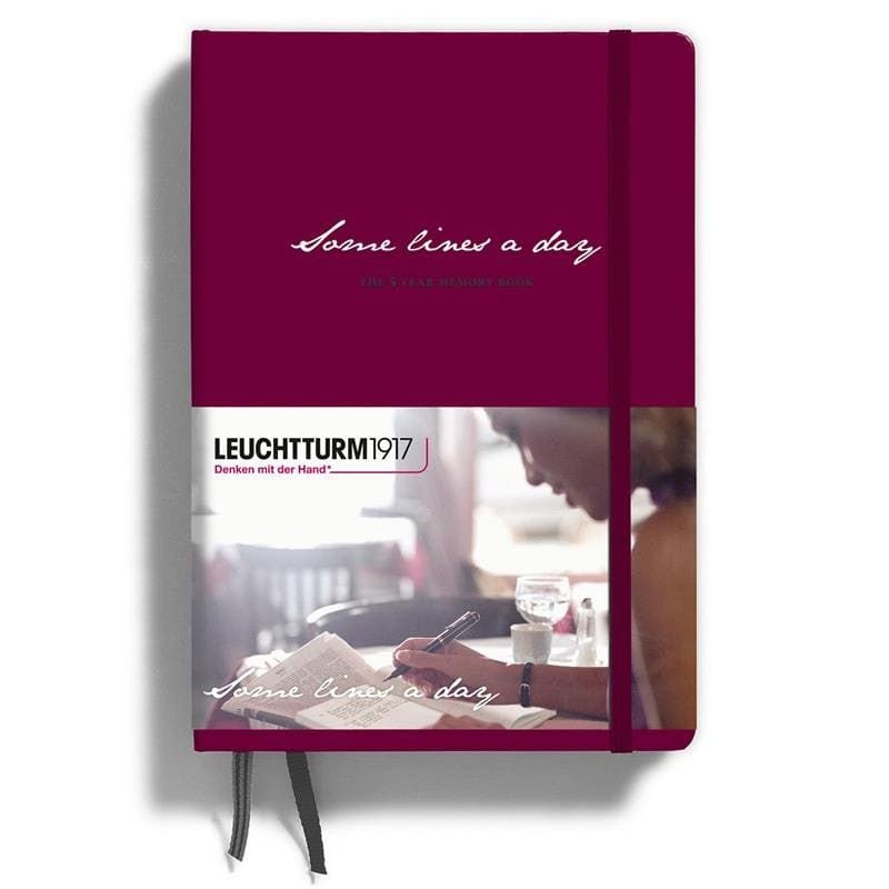 Some lines a day Dagbok 5 - år Port Red från Leuchtturm1917 - Röd dagbok - Tidformera