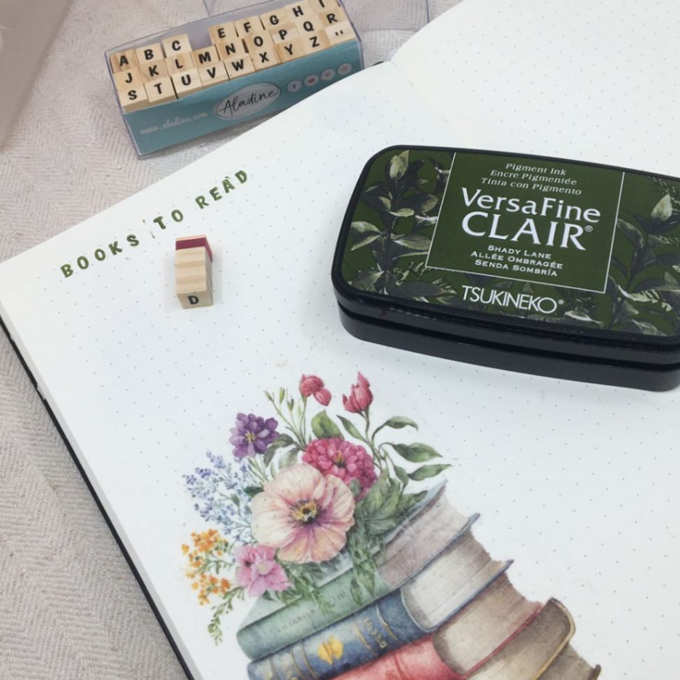 Små stämplar med bokstäver har bildat Books to Read rubrik i anteckningsbok. Stämpeldyna VersaFine Clair har använts.