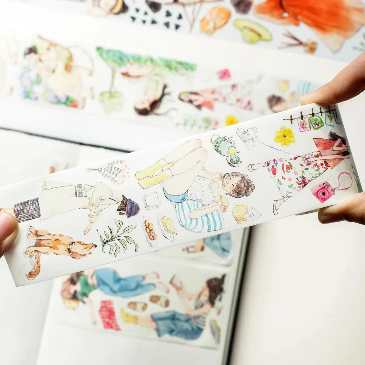 En  utrullad rulle tejp som visar motivet på stickers där kvinnor ägnar sig åt olika aktiviteter på fritiden.