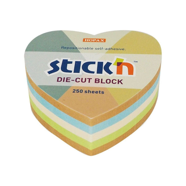 Hjärtformat post-it block. Olika färger i blocket. Kraft, grön, beige och blå. Notisblock Hjärta Kraftpapper från Stick'n.