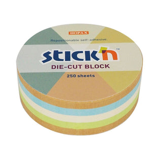 Stick'n Notisblock - Rund Kraftpapper från Stick'n - Förpackning med post-it lappar i färgerna brun, blå, beige och grön. Tidformera