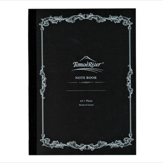 TomoeRiver Notebook softcover - A5 - Plain från Sakae TP.  En svart skrivbok som ar en bård runt på framsidan. På skrivbok står TomoeRiver Note book A5 Plain Made in Japan. Tidformera