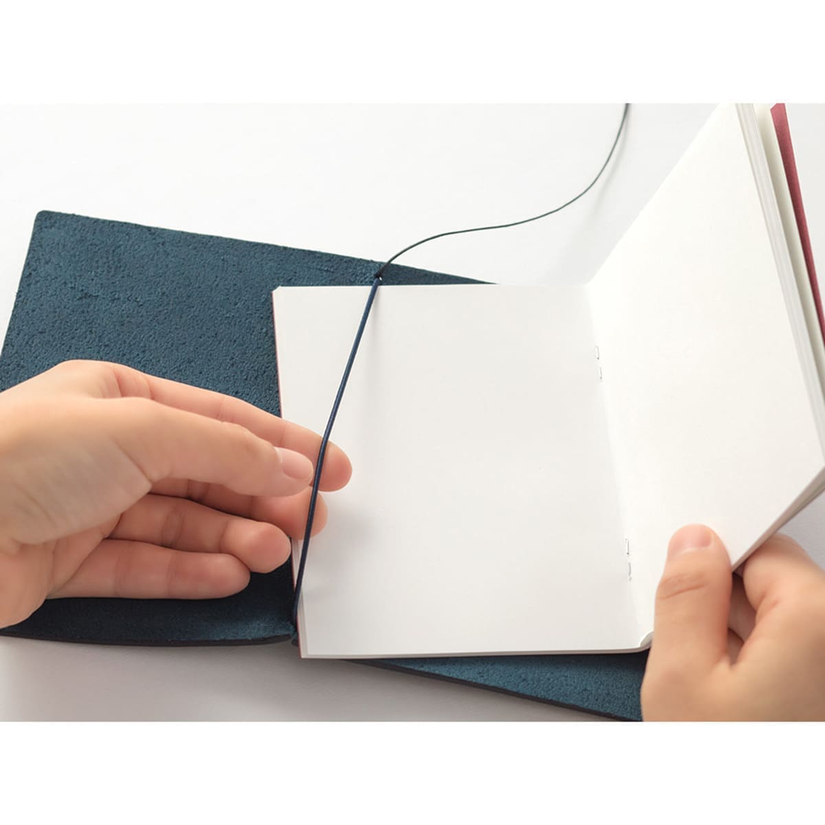 TRAVELER'S notebook Passport Leather Cover Blue - 4 - Traveler's Company - Tidformera