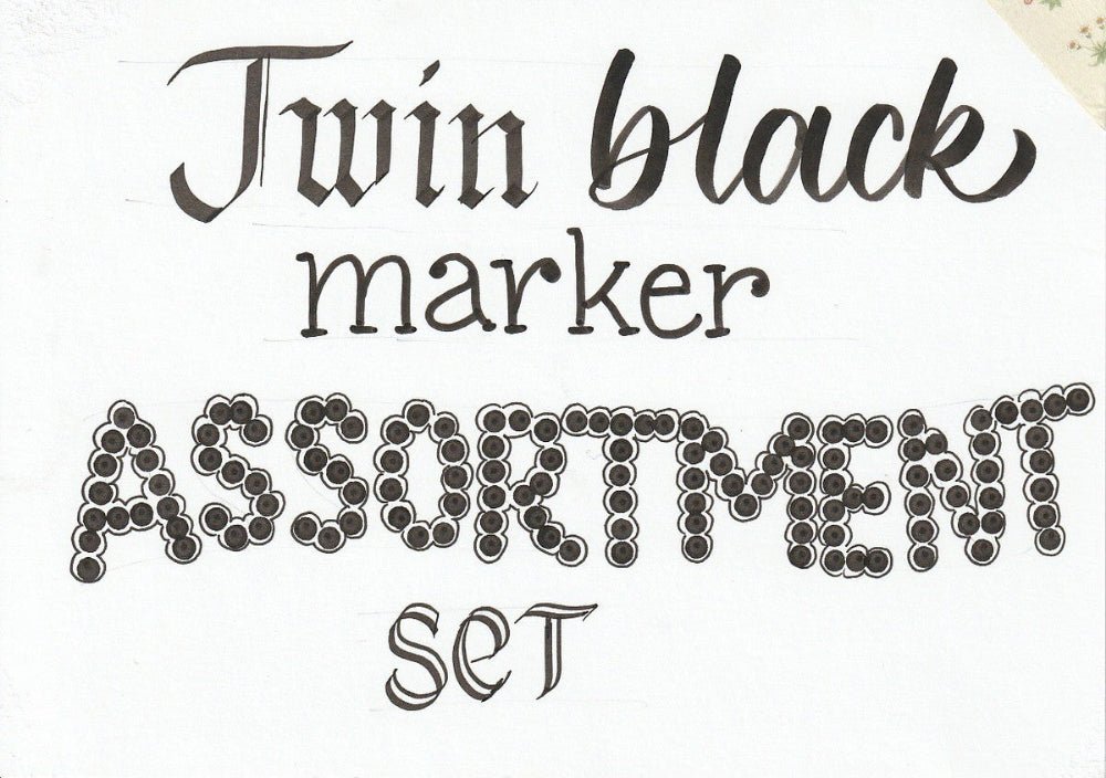 Twin Black marker Assortment handskrivet med pennor i setet. Tidformera