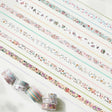Washi tape Floral Lane 15 - pack från Washi Tape Shop. Dekorationstejp i 2 olika bredd. 7 st har blommor och de smalare 8 är enfärgade pastell. - Tidformera