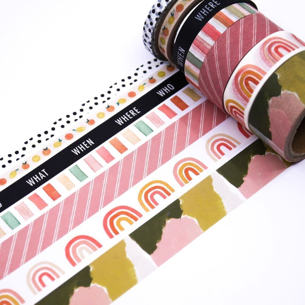 Sju rullar dekorationstejp ligger utrullade. Motiv med mönster, regnbåge och frukter. Washi tape Heidi Swapp 8-pack - Storyline chapters från American Crafts - Tidformera