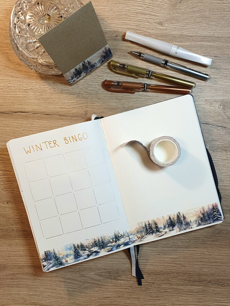 Snowland washi tape är 30 mm bred och har vinterlandskap som motiv. Från Plan and Plot Studio - Tidformera