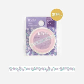 Förpackning och en utrullad dekorationstejp. Motiv med lila blommor. Washi Tape Silver Purple Flower - 5 mm från BGM - Tidformera