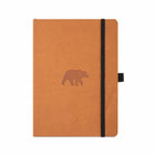 Wildlife A5 Soft cover Dotted Bear frÄn Dingbats* - Brun anteckningsbok med en björn pÄ. Boken har mjuk pÀrm, svart gummiband för stÀngning samt pennhÄllare.
- Tidformera