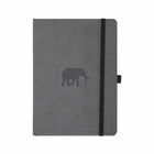 Wildlife A5 Soft cover Dotted Elephant frÄn Dingbats* - GrÄ anteckningsbok med mjuk pÀrm. Elefaten Naila finns pÄ pÀrmen och boken har svart gummiband för stÀngning samt pennhÄllare.
- Tidformera