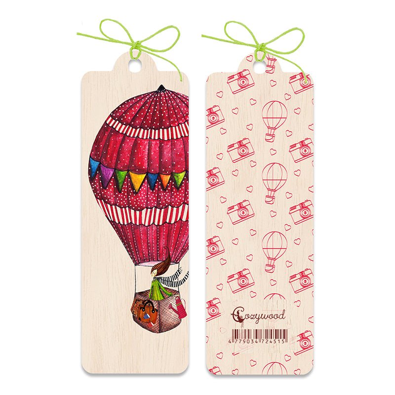 Wooden bookmark - Fly Away från Cozywood. Framsida och baksidan av ett bokmärke. På framsidan är det en luftballong och på baksidan kameror och luftballonger tryckta i rött. - Tidformera