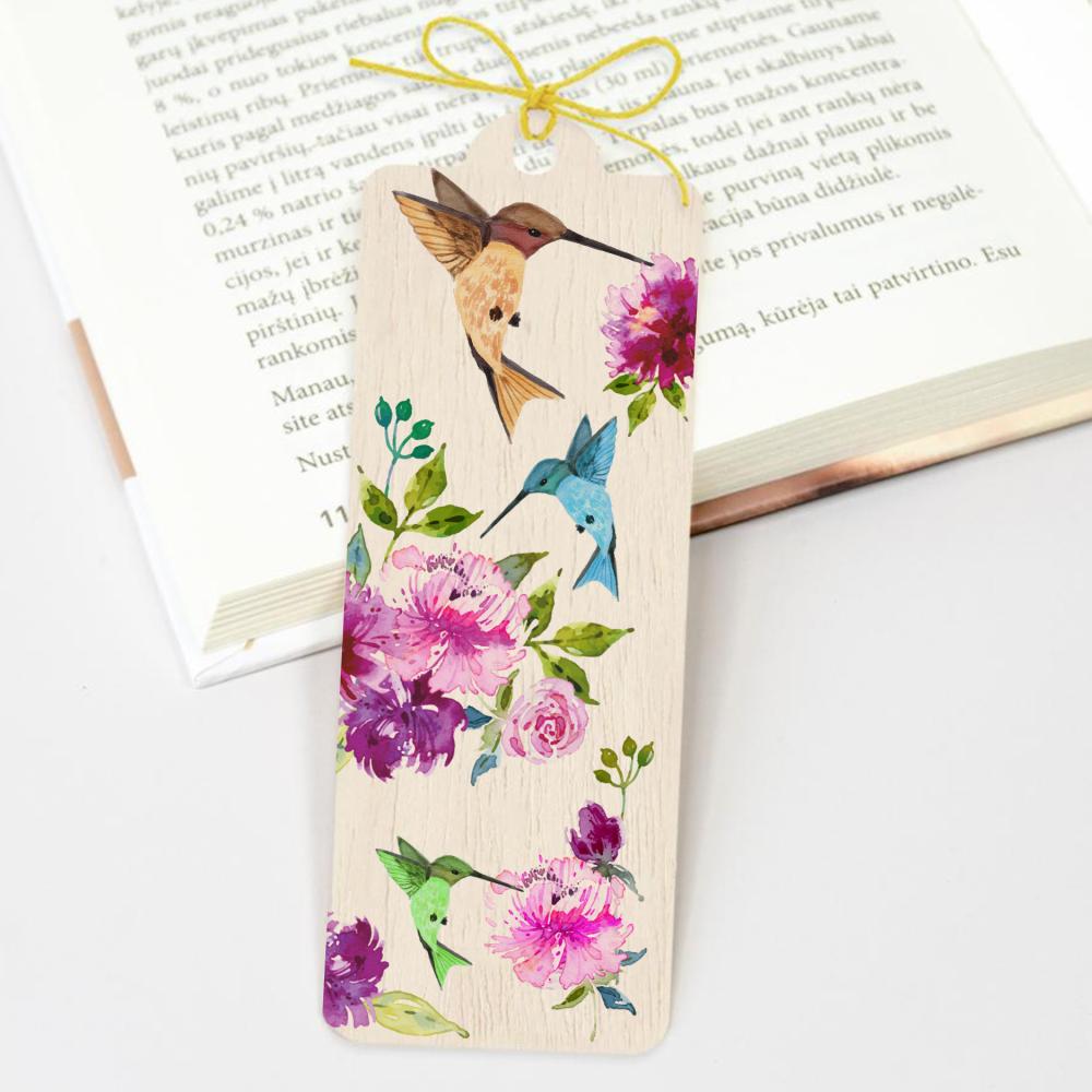 Bokmärke i trä med fåglar och rosa blommor.  Bokmärket ligger på en bok. Wooden bookmark - Peonies från Cozywood - Tidformera