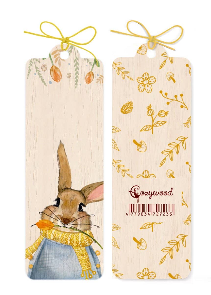 Bokmärke i trä. Framsidan har en kanin iklädd halsduk och tröja. Baksidan har enfärgade tryckta naturmotiv. Wooden bookmark - Rabbit från Cozywood - Tidformera