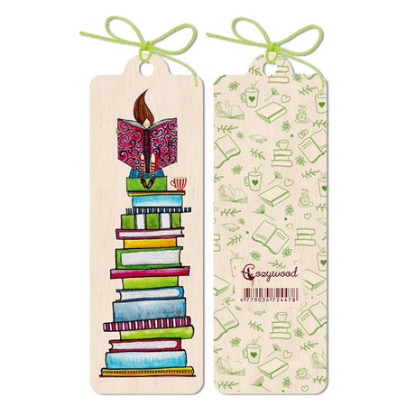 Fram- och baksidan på bokmärke i trä. Motivet är böcker i stora lass. Wooden bookmark - Reader från Cozywood - Tidformera
