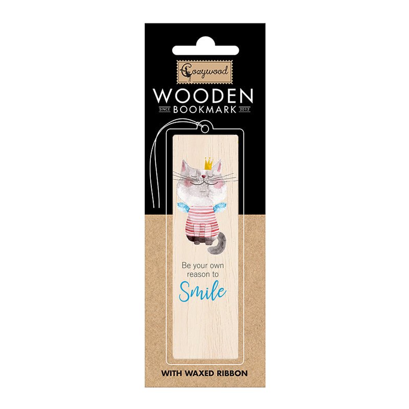 Bokmärke i trä med en katt som har krona på huvudet. Den har texten Be your own reason to smile. Wooden bookmark - The Majesty från Cozywood - Tidformera