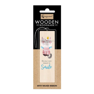 BokmÀrke i trÀ med en katt som har krona pÄ huvudet. Den har texten Be your own reason to smile. Wooden bookmark - The Majesty frÄn Cozywood - Tidformera