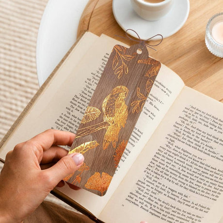 Bokmärke i trä. Motivet är en papegoja. Wooden bookmark - The Parrot från Cozywood - Tidformera