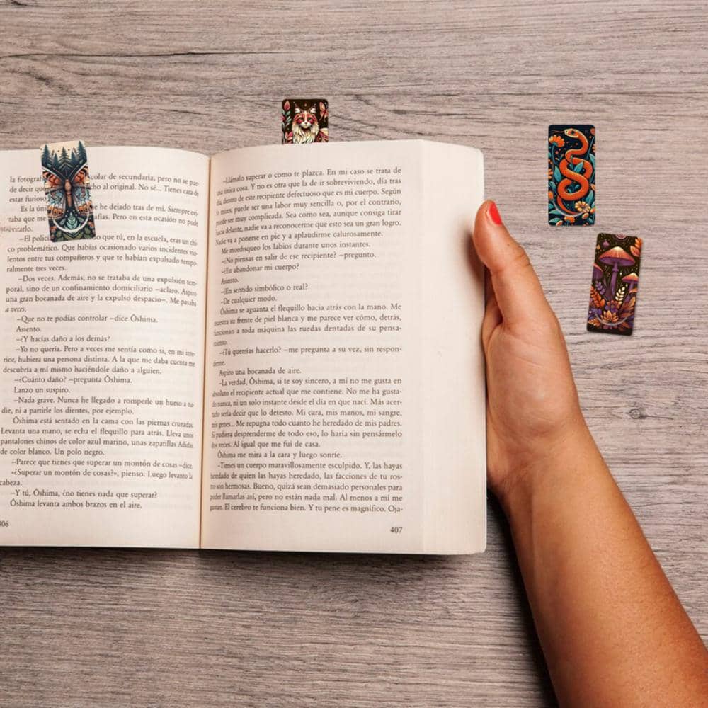 Små bokmärken av trä med detaljrika skogsmotiv. Wooden Booktags - Book secrets från Cozywood - Tidformera