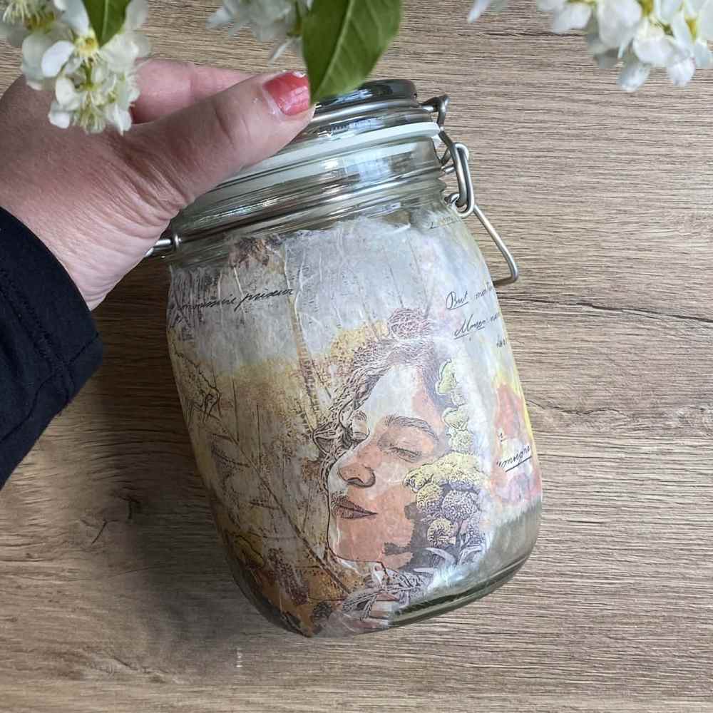 Presenttips - Fixa med decoupage. En glasburk med rispapper.