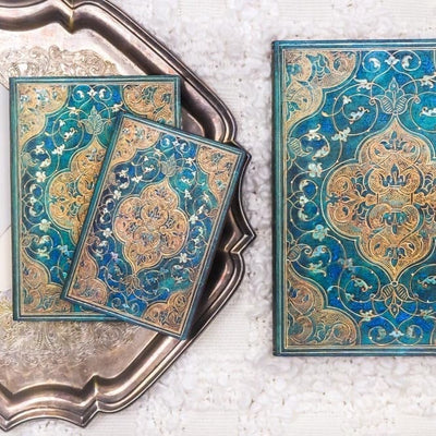 Paperblanks serie Turquoise Chronicles. Anteckningsböcker i denna serie finns i bild.