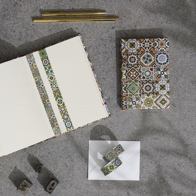 Serier - Porto från Paperblanks. På bild syns produkter i serien med washi tape och anteckningsbok. - Tidformera