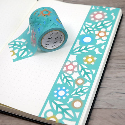 Die cut Washi tape. Bred turkos washitape med utstansade blommotiv i en anteckningsbok- Tidformera